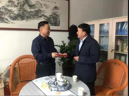 敦煌種業(yè)領(lǐng)導(dǎo)看望慰問(wèn)公司老干部、老黨員及困難黨員職工