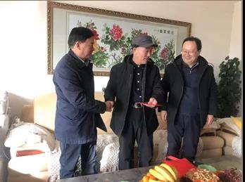 敦煌種業(yè)領(lǐng)導(dǎo)看望慰問(wèn)公司老干部、老黨員及困難黨員職工