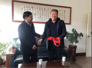 敦煌種業(yè)領(lǐng)導(dǎo)看望慰問(wèn)公司老干部、老黨員及困難黨員職工